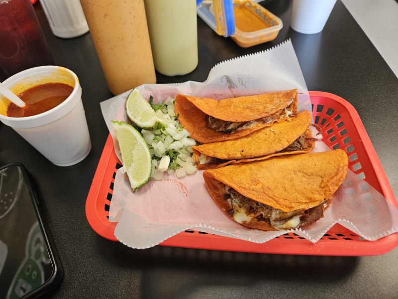 Tres Salsas Taqueria food